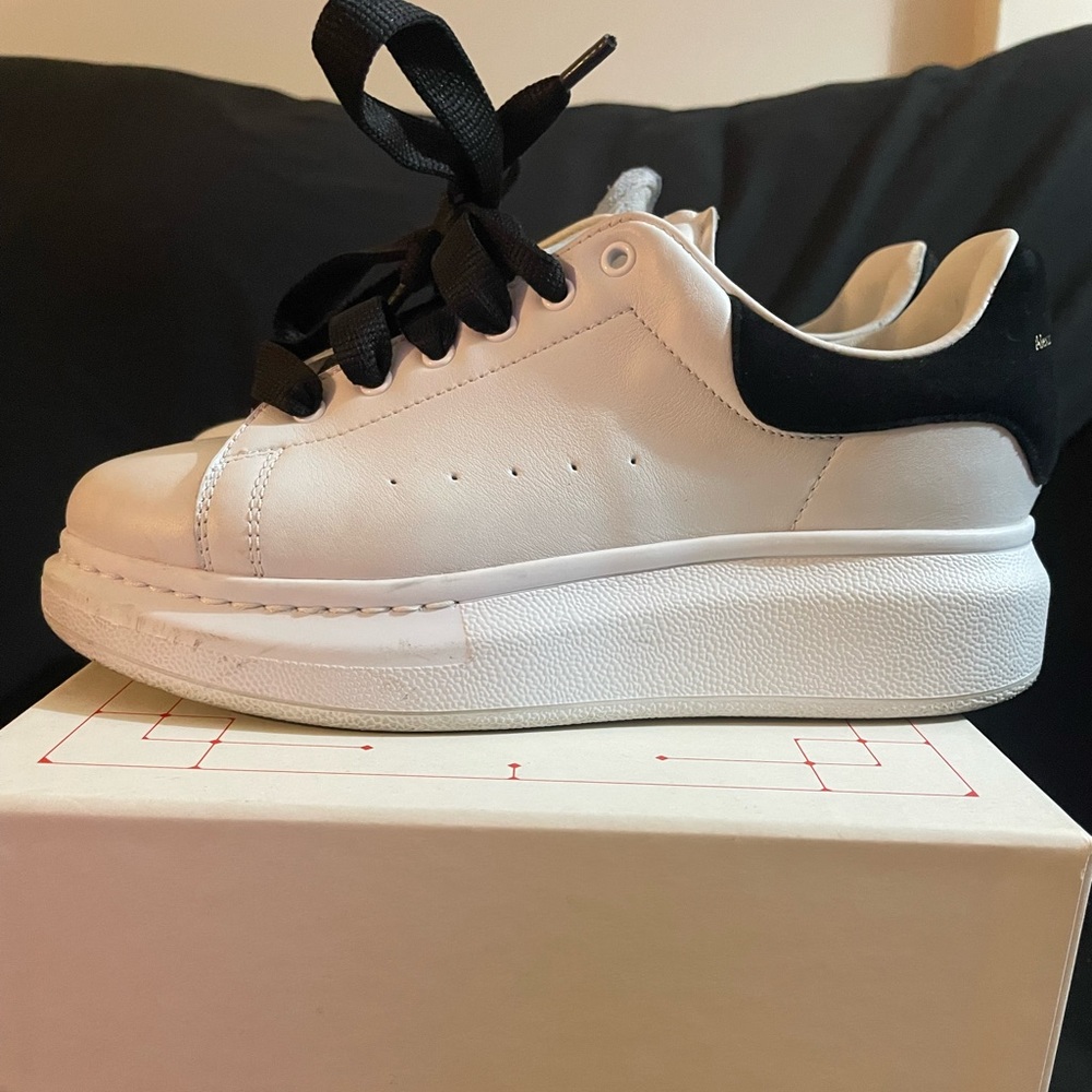 ✨Girls Alexander McQueen sneaker✨